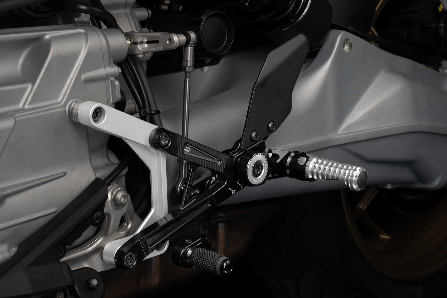 GILLES MUE2 Fußrastenanlage Moto Guzzi V100 Stelvi